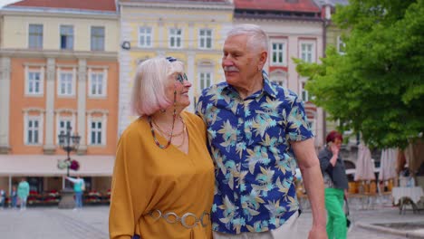 Turistas-Mayores-Con-Estilo-Hombre,-Mujer,-Abuela,-Abuelo-Familia-Dando-Un-Paseo-En-La-Ciudad-De-Verano