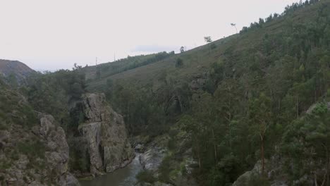 Fluss-Am-Steilen-Hang-Felsiger-Berg-Mit-Laubbäumen-Im-Sommer-In-Porto,-Portugal