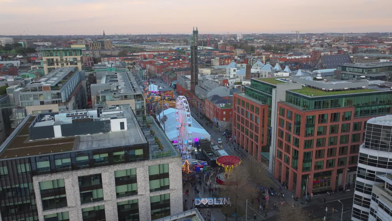 4K Cinematic Drone-filmopptak av Smithfield Christmas Market Dublin_10