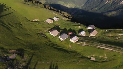 Süße-Chalets-Auf-Einem-Berg-In-Haute-Savoie,-Französische-Alpen