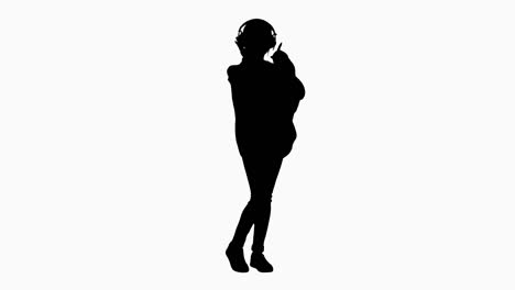 silhouet jonge afrikaanse vrouw met koptelefoon die van muziek geniet