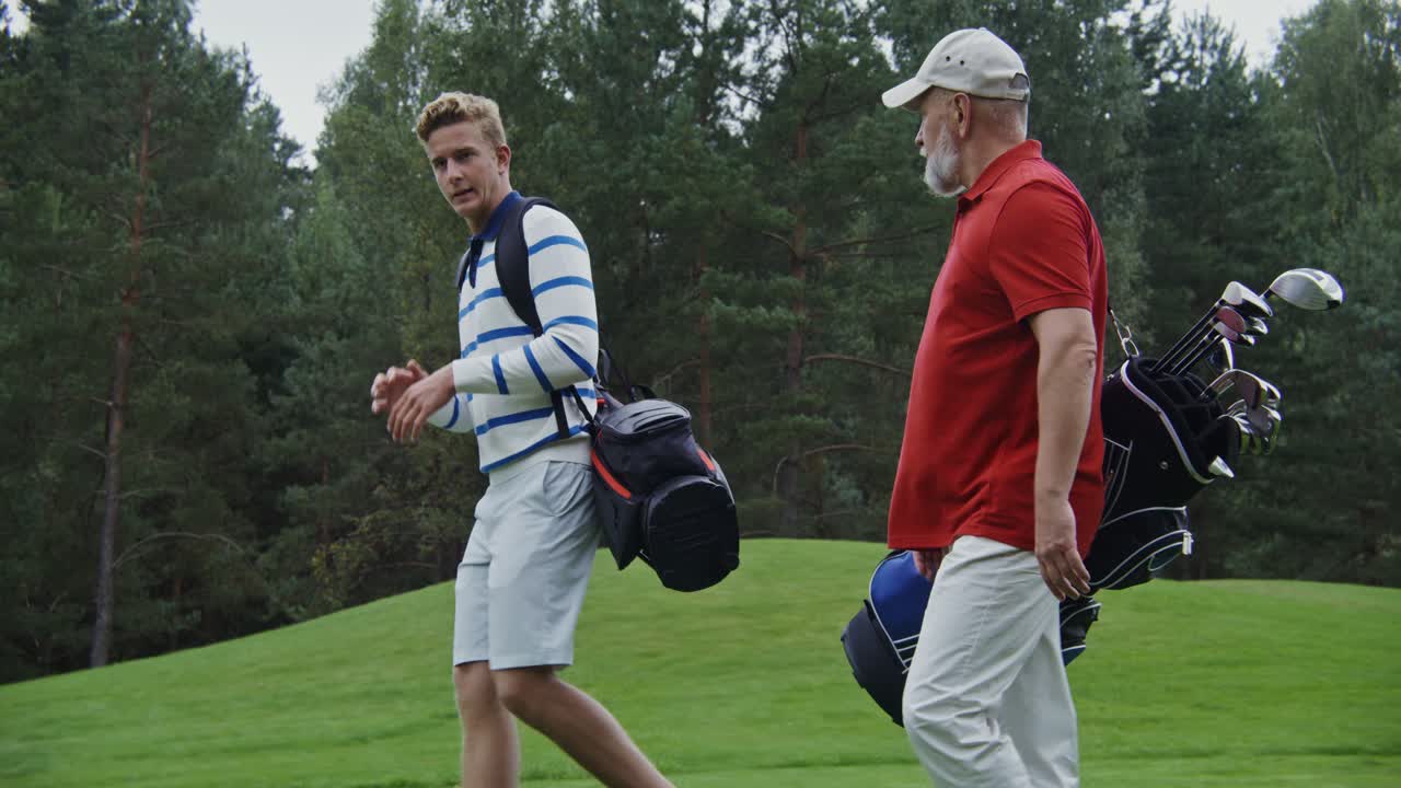 아버지와 아들이 골프를 하고 있다