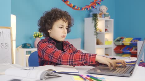 estudiante masculino aburrido con el estudio.