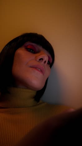 retrato en primer plano de una mujer con maquillaje audaz