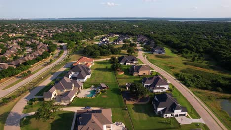 Vista-Aérea-Del-Lago-De-La-Ciudad-Por-Toll-Brothers-En-Flowermound-Texas