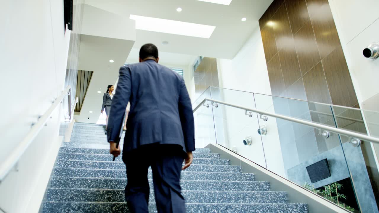 uomini d'affari della città donne che discutono di progetti futuri