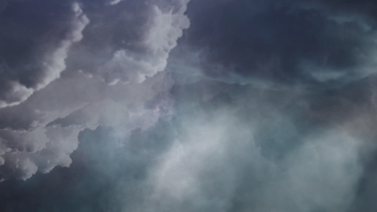 cielo oscuro y nubes oscuras en movimiento, tormenta