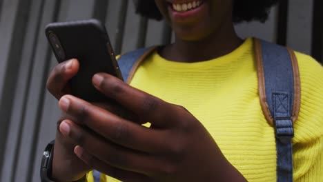 Mujer-Afroamericana-Usando-Un-Teléfono-Inteligente-En-La-Calle