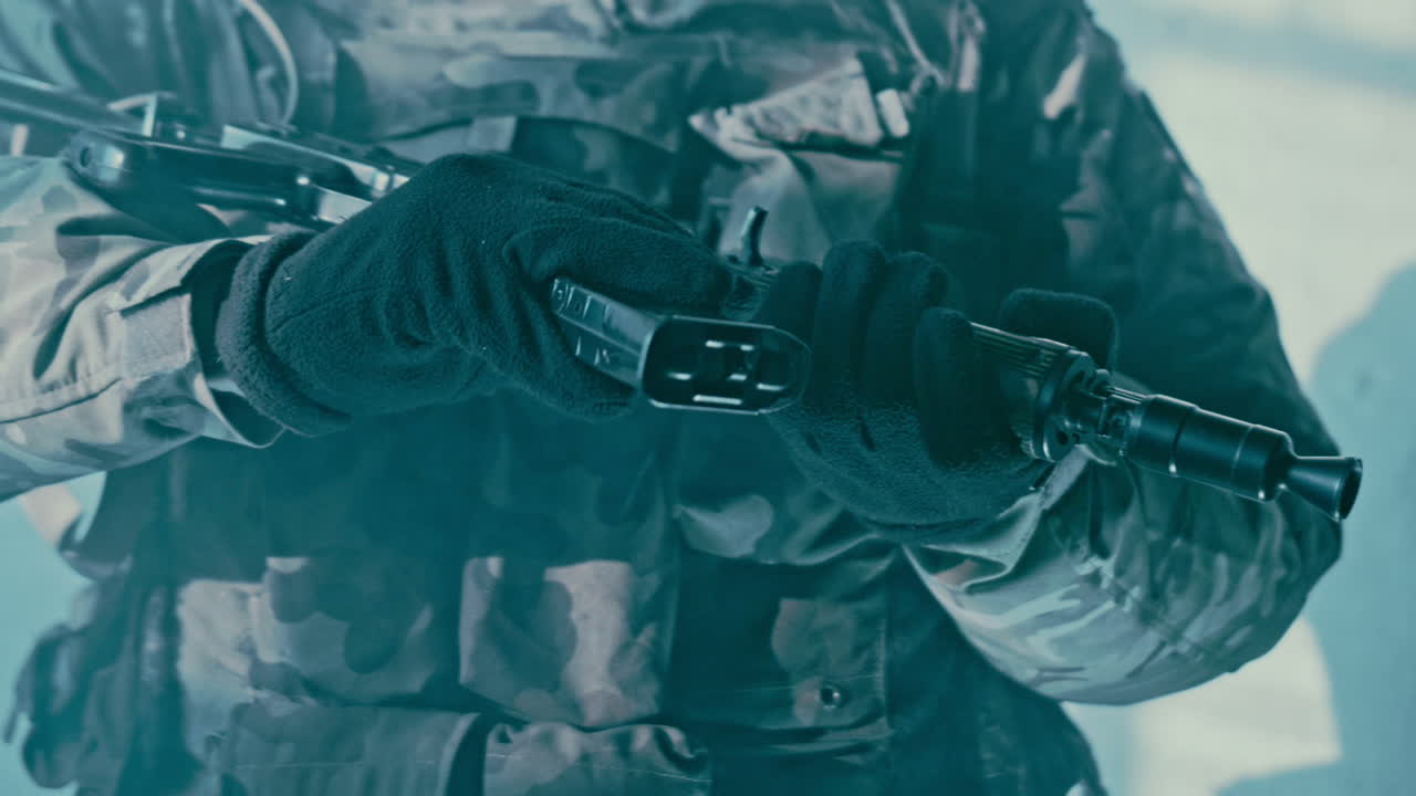 cambiando el cargador del rifle de asalto kalashnikov. soldado con un rifle kalashnikov