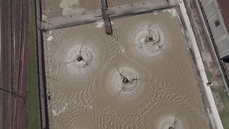 piscinas de reciclaje y tratamiento de agua en una fábrica de procesamiento de algodón, dron de arriba hacia abajo