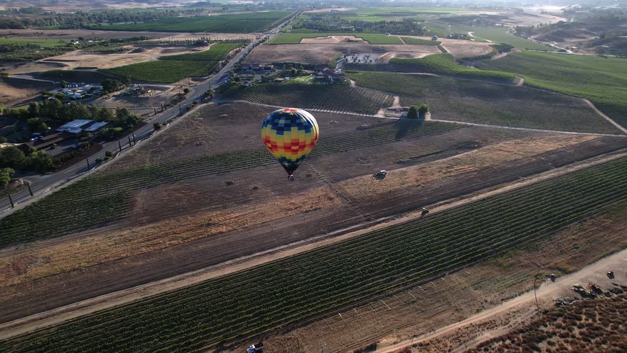 미국 캘리포니아주 테메큘라 상공을 비행하는 열기구의 공중 전망