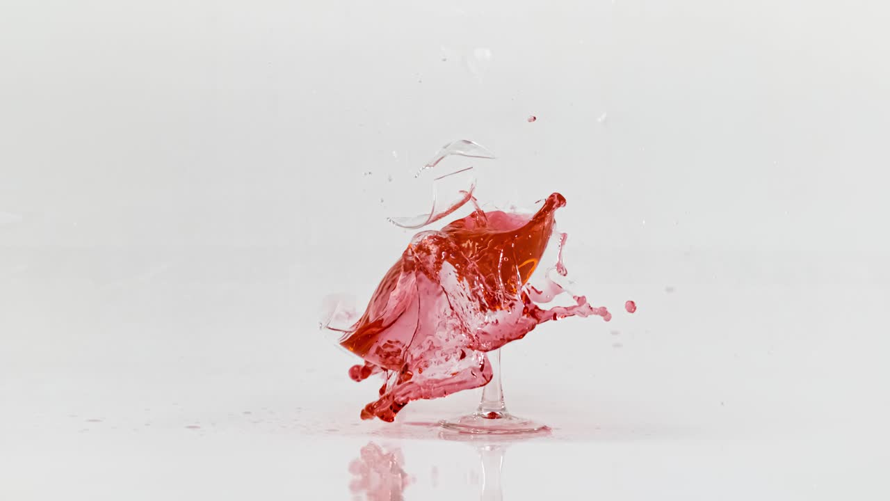 색 배경에서 느린 동작으로 은 와인 한 잔을 깨뜨리는 모습, 슈퍼 느린동작 카메라 1000fps로 촬영.