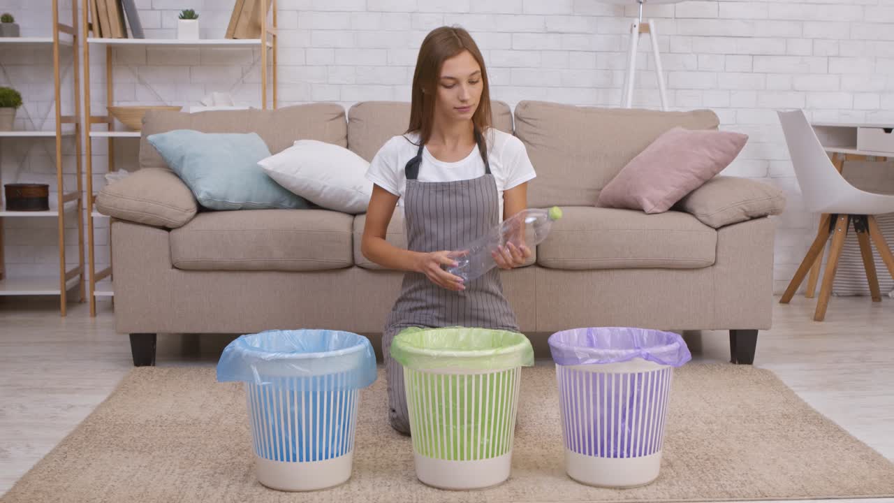 mujer reciclando botella de plástico