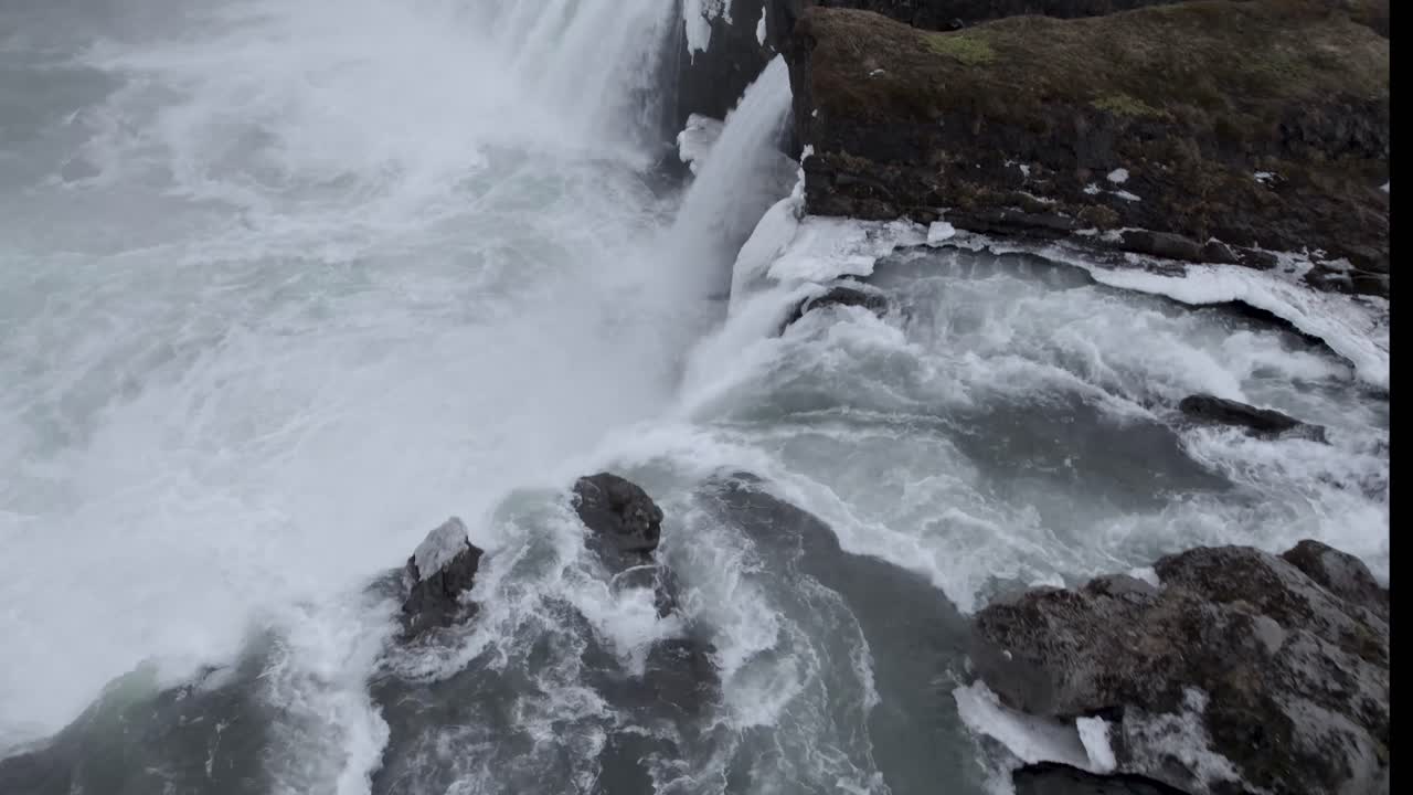 겨울날 바위 절벽에서 흐르는 아름다운 폭포