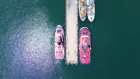 Drone-Aéreo-Vista-Panorámica-Muelle-Frente-Al-Mar-Infraestructura-Pesca-Arrastreros-Marina-Puerto-Edén-Doble-Bahía-Zafiro-Costa-Australia