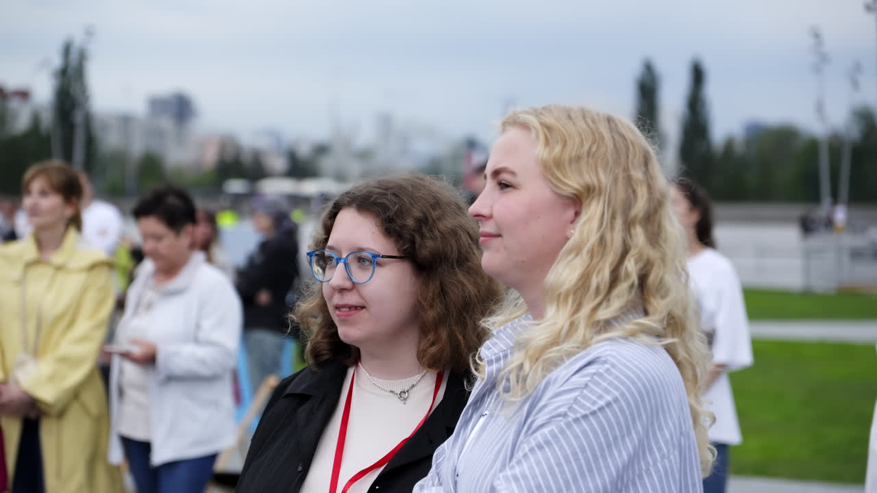 personas en un evento al aire libre