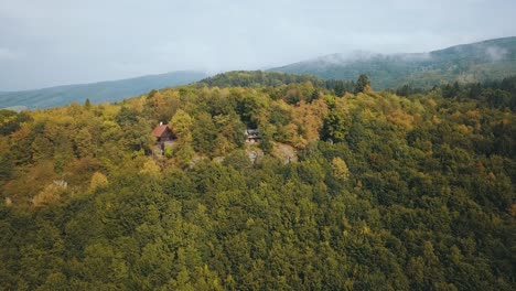 봄 숲에 있는 오두막의 드론 샷