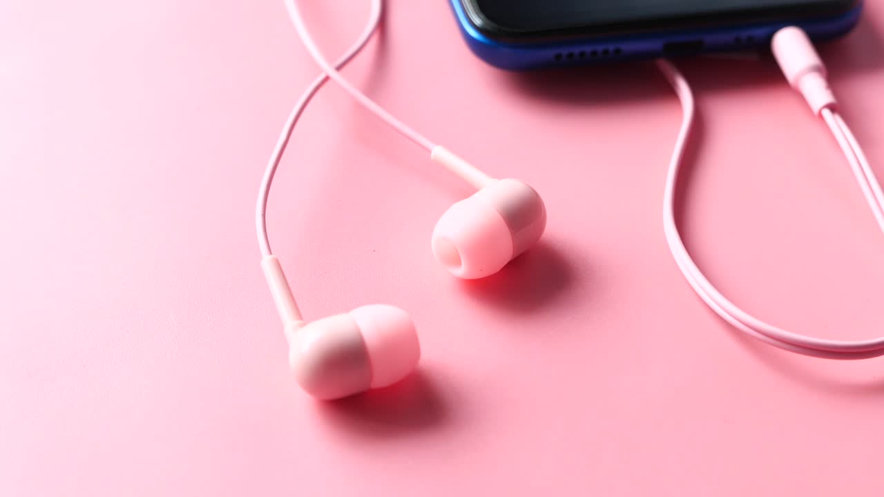 auriculares rosados y teléfonos inteligentes