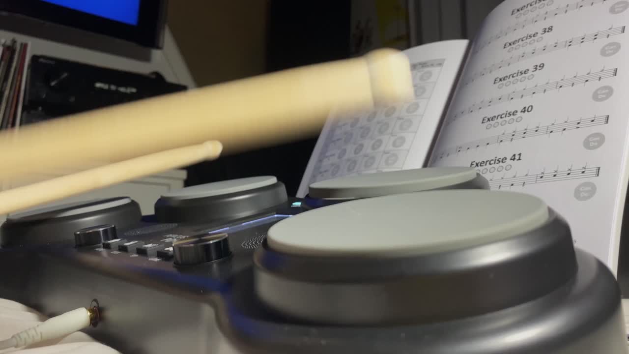 일렉트로닉 드럼 패드 클로즈업 노트 음악과 함께 연주