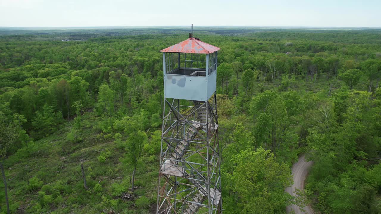 위스콘신 주 마운틴에 위치한 마운틴 파이어 룩아웃 타워 (mountain fire lookout tower) 는 마운틴 ccc에 의해 세워져 1935년에 완공되었다.