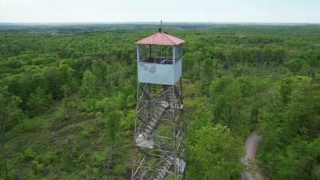 La-Torre-De-Vigilancia-De-Incendios-De-Montaña,-Ubicada-En-Mountain,-Wisconsin,-Fue-Erigida-Por-Mountain-CCC-Y-Terminada-En-1935.