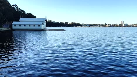 Río-Con-Cobertizo-Para-Botes-En-El-Río-Swan-En-Peppermint-Grove,-Perth,-Australia-Occidental