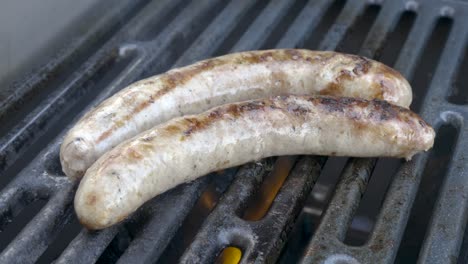 cerca de deliciosas salchichas en una parrilla de barbacoa