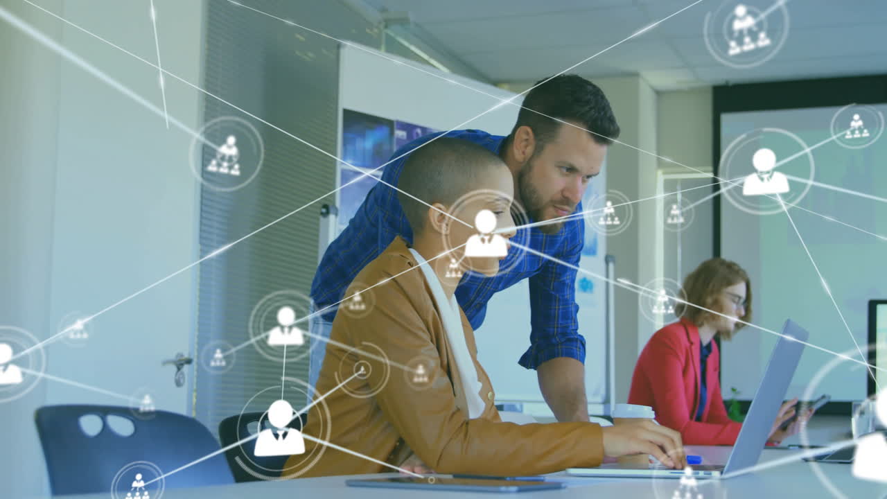animación de iconos conectados sobre diversos compañeros de trabajo discutiendo el diseño del producto en la computadora portátil en la oficina