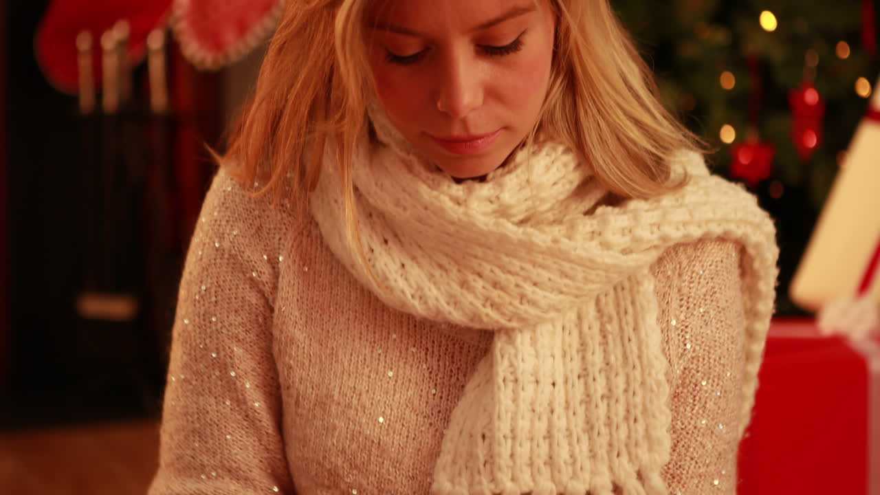 크리스마스에서 태블릿을 사용하는 예쁜 금발