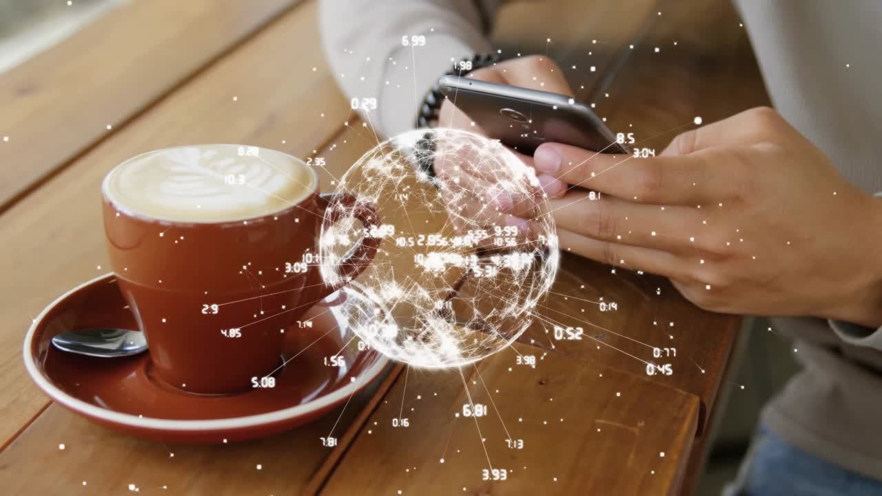Hombre tocando la pantalla del smartphone y girando una superposición de RA de un globo de datos sobre una taza de café con leche para obtener información tecnológica.