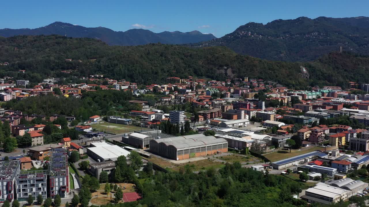 Vista dall'alto Via Pasquale Paoli Como: edifici vari e una rete stradale che collega la città - Bird's-eye view of Via Pasquale Paoli in Como: diverse buildings and a road network connecting the city