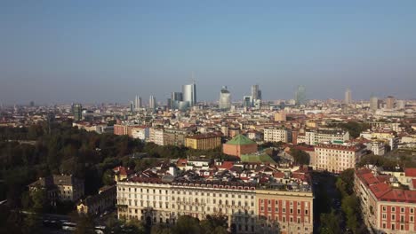 Horizonte-De-Milán-Durante-La-Puesta-De-Sol,-Vista-Aérea