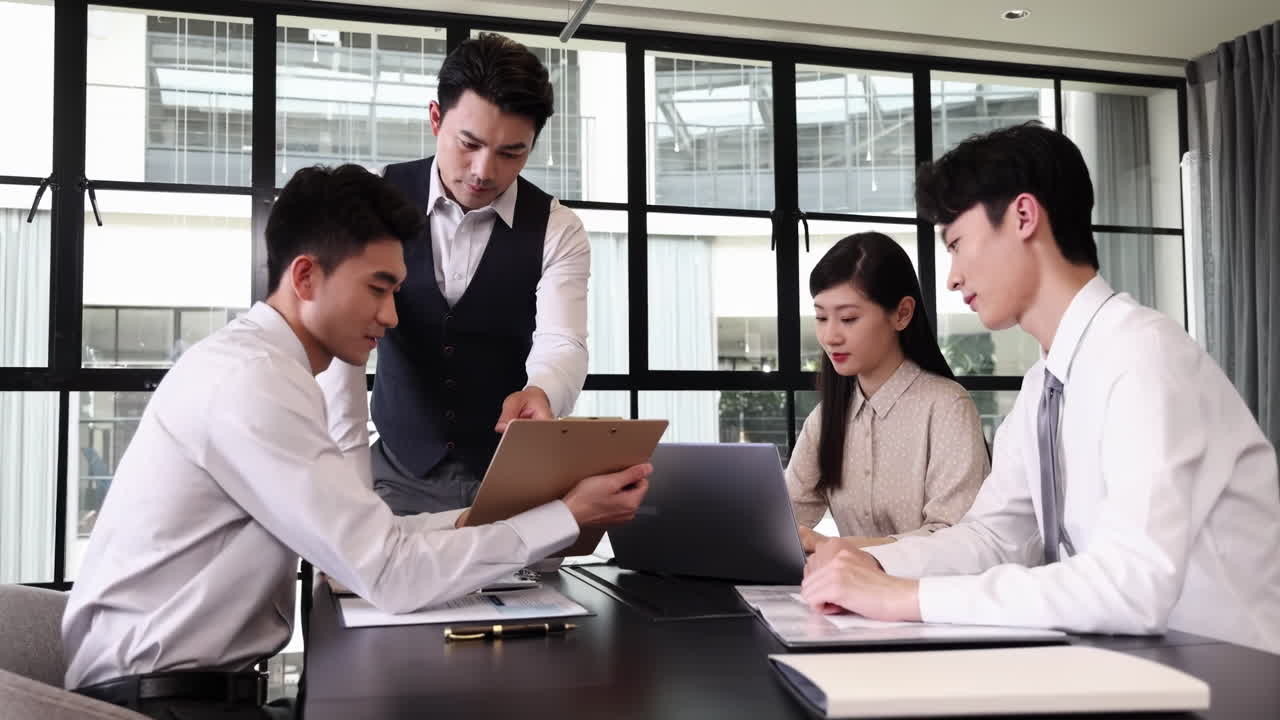 團隊合作成就夢想：商人和玩偶與同事在初創辦公室內，一邊查看手提電腦及財務文件，一邊積極討論新構思。