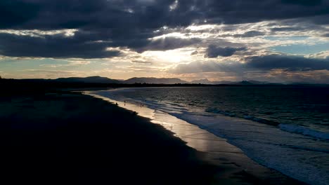 Vista-Aérea-De-La-Puesta-De-Sol-Sobre-La-Playa-En-Byron-Bay,-Nueva-Gales-Del-Sur,-Australia