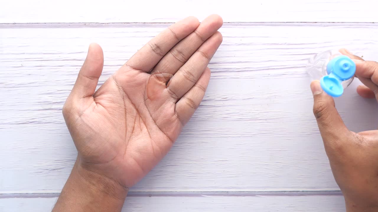 손 소독제를 적용하는 것