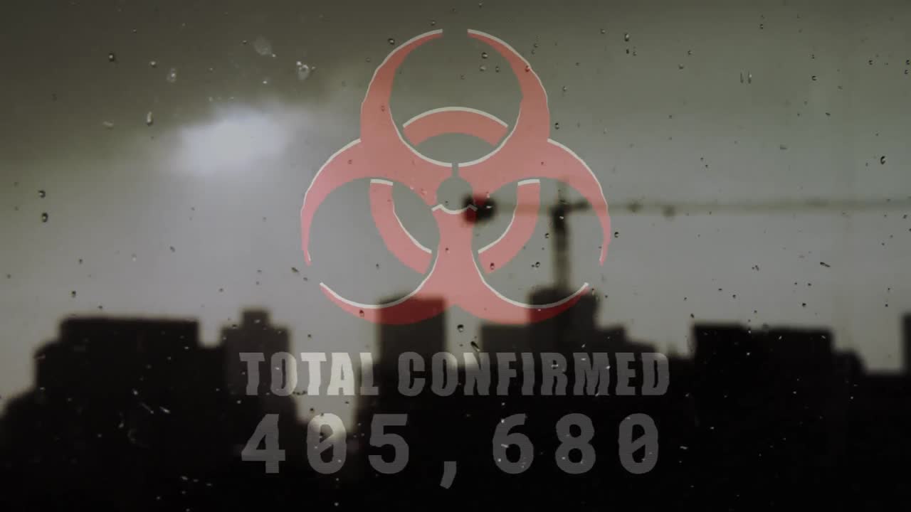 도시 풍경 위에 상승하는 총 확인된 수와 함께 빨간색 위험 표지판의 애니메이션