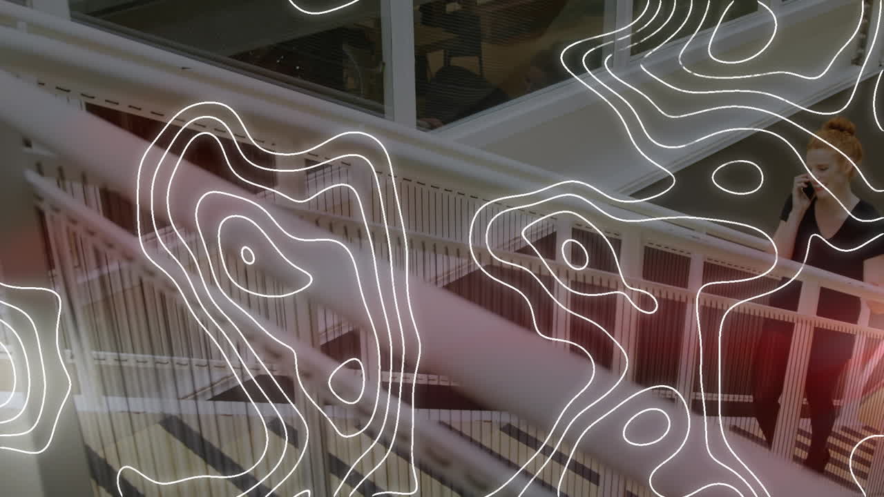 animación de líneas blancas sobre mujer de negocios caucásica en la oficina