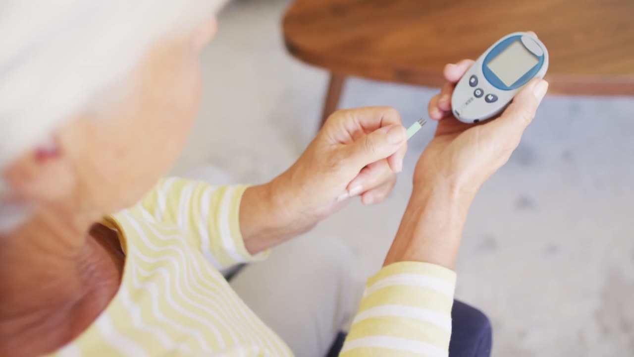포도당 수치를 확인하는 백인 노인 여성의 중간 섹션의 비디오