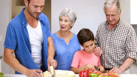 Glückliche-Familie-Die-Essen-Zubereitet