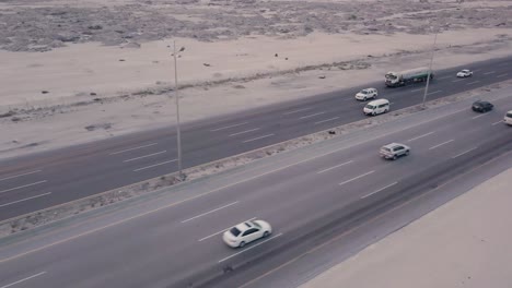 Metraje-Aéreo-Del-Tráfico-De-La-Carretera-Del-Desierto---Coche-Rápido