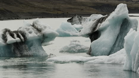 Icebergs-De-Fusión-Lenta-En-La-Laguna-Jokulsarlon-En-Islandia---Conceptos-De-Calentamiento-Global-Y-Cambio-Climático