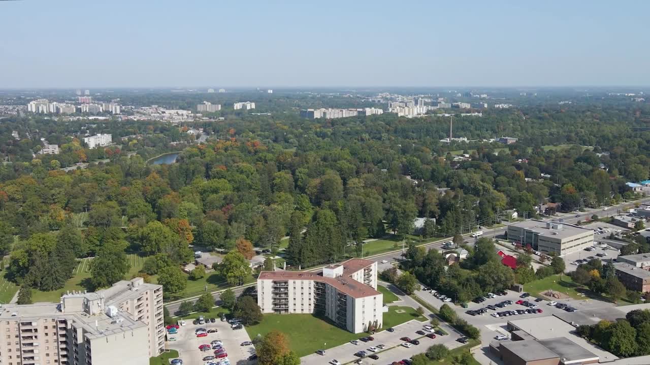 화창하고 흐릿한 날 런던 인근의 공중 촬영