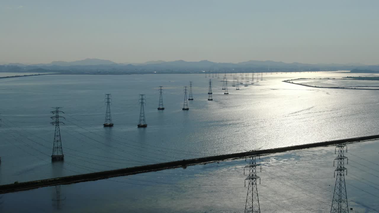 바다 위의 송전탑