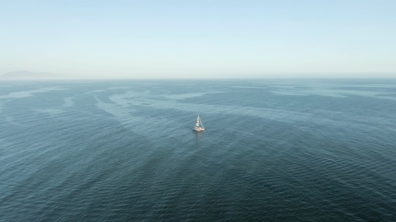 캘리포니아주 산타바바라 해안 근처 해가 질 때 태평양에서 관광 범선의 항공