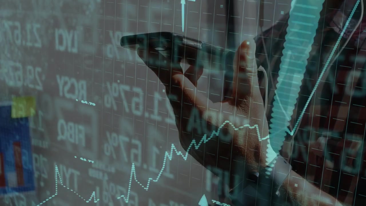 Uomo maturo che tocca lo smartphone, animando grafici finanziari a linee e ticker numerici che tracciano il mercato.