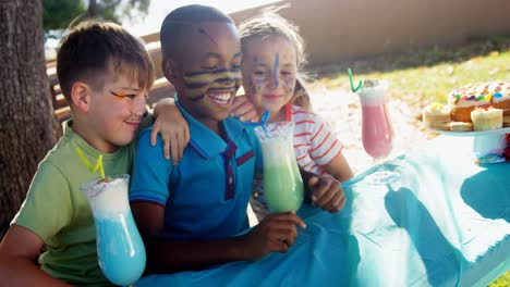 Niños-Tomando-Bebidas-En-El-Patio-De-Recreo-4k