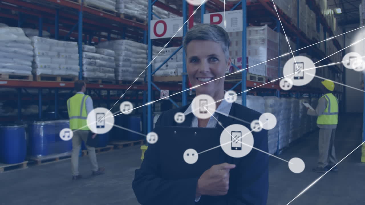 animación de iconos conectados sobre el pelo corto mujer caucásica de pie con el bloc de notas en el almacén.