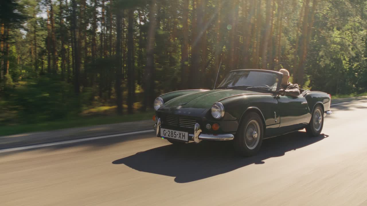 Klassisches Cabrio auf einem Roadtrip