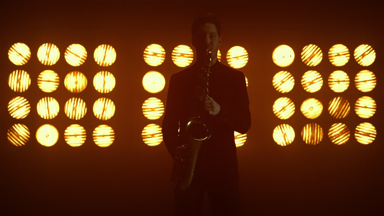 saxofonista talentoso tocando un instrumento en el escenario. hombre interpretando música de saxofón