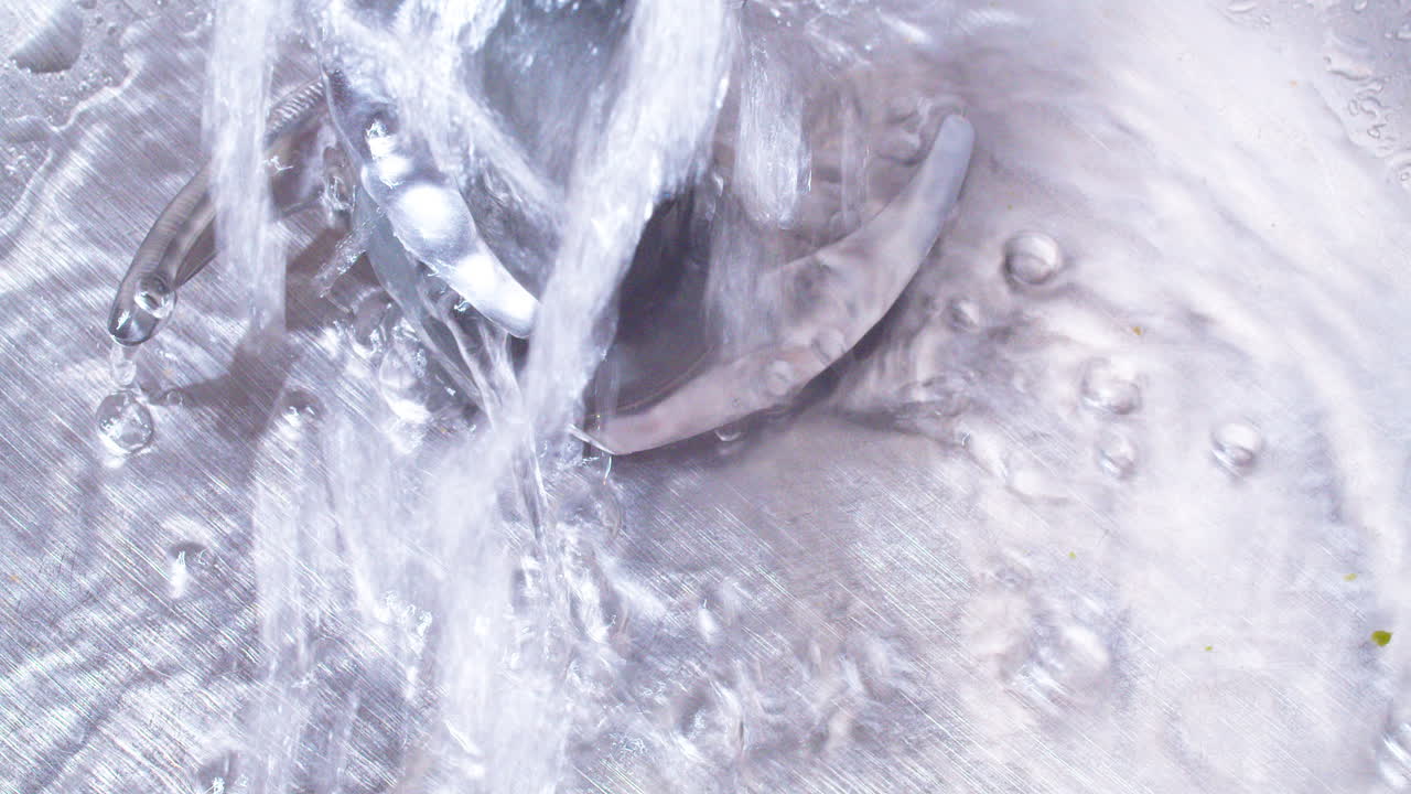 싱크대 내부의 전기 믹서기 칼에 흐르는 물